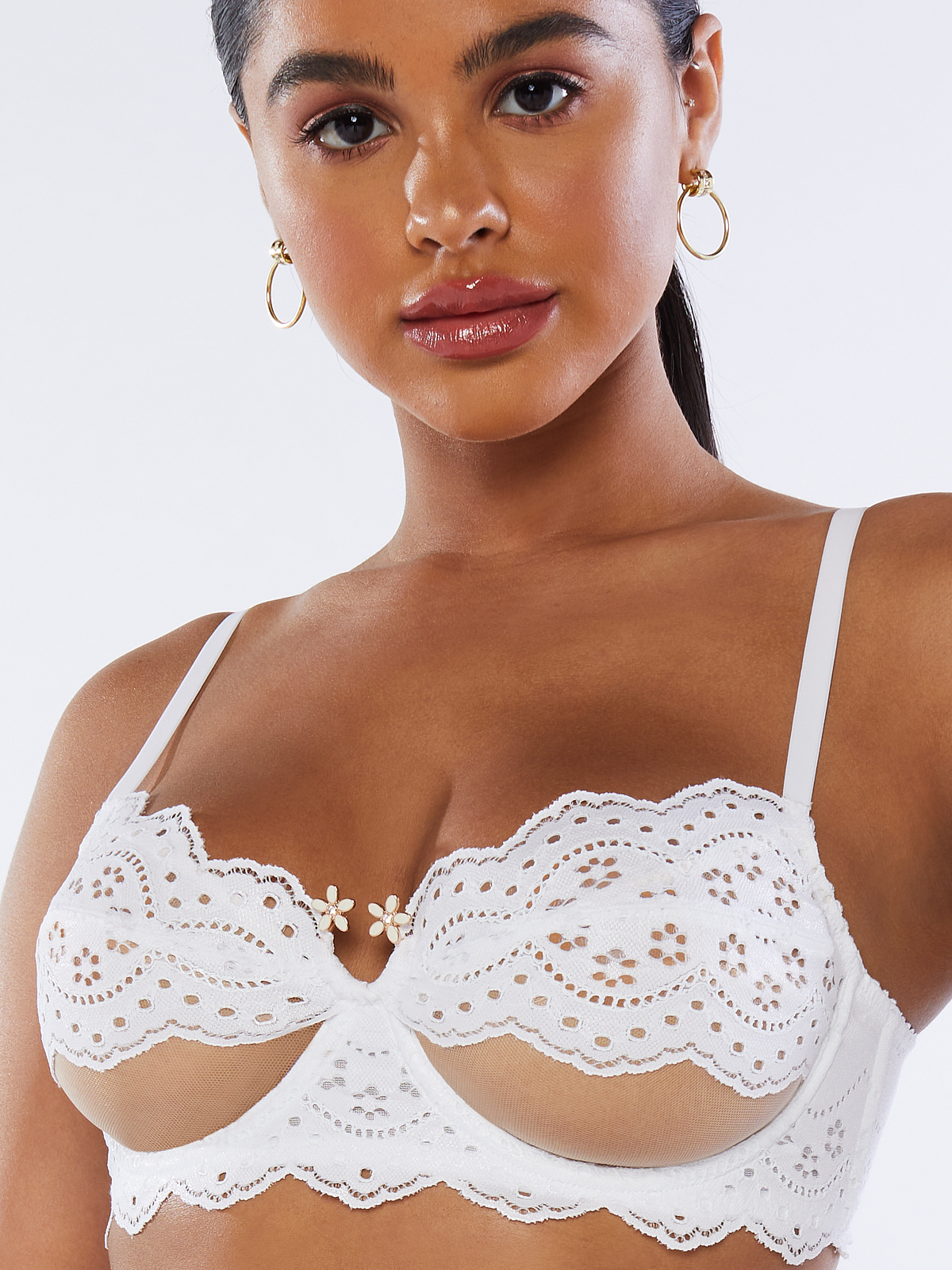 https://cdn.savagex.com/media/images/products/BA2147022-1140/BOMBSHELL-BRODERIE-UNLINED-LACE-BALCONETTE-BRA-BA2147022-1140-4-1200x1600.jpg