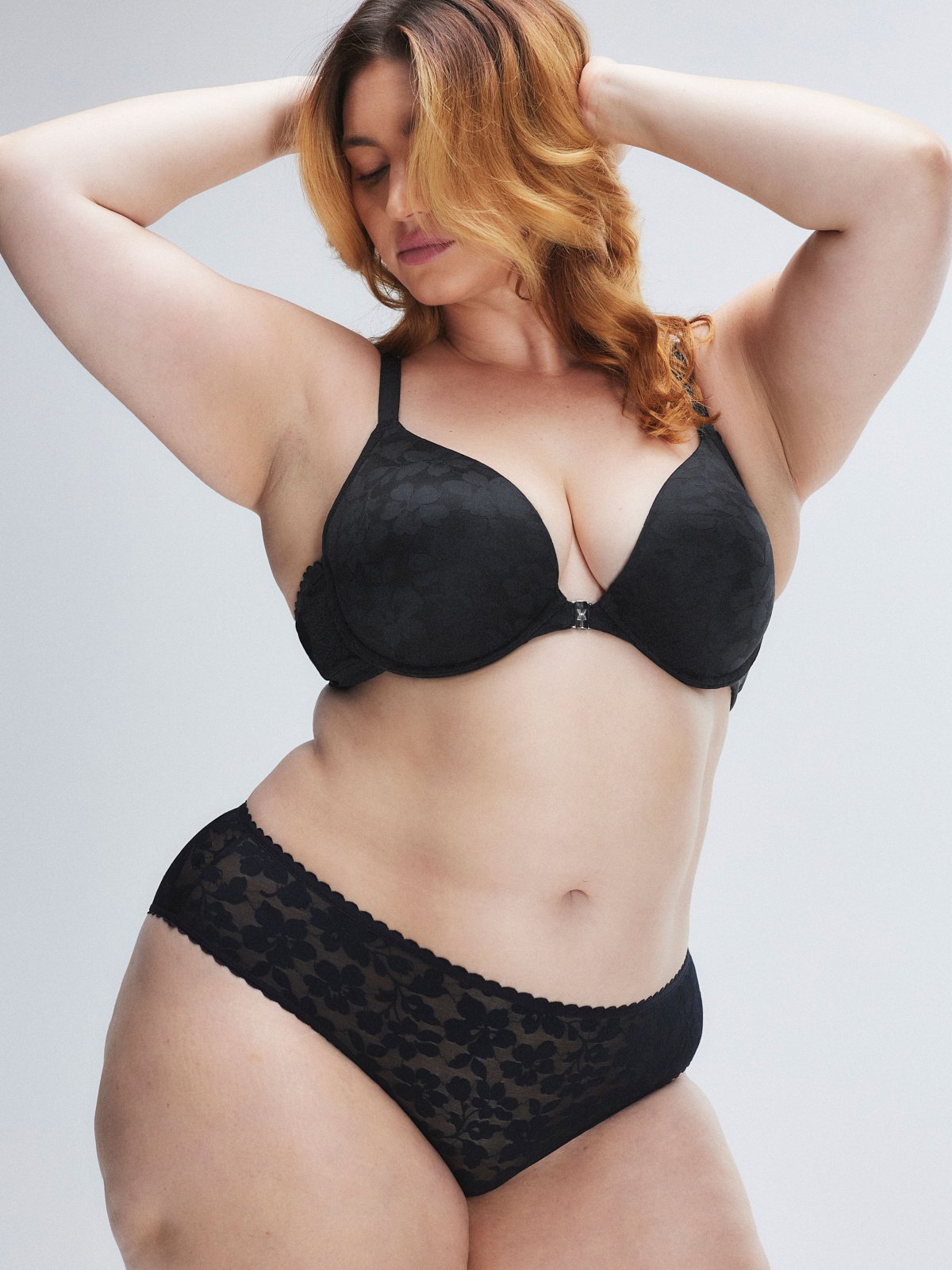 Lavish Lace Front-Closure Push-Up Bra