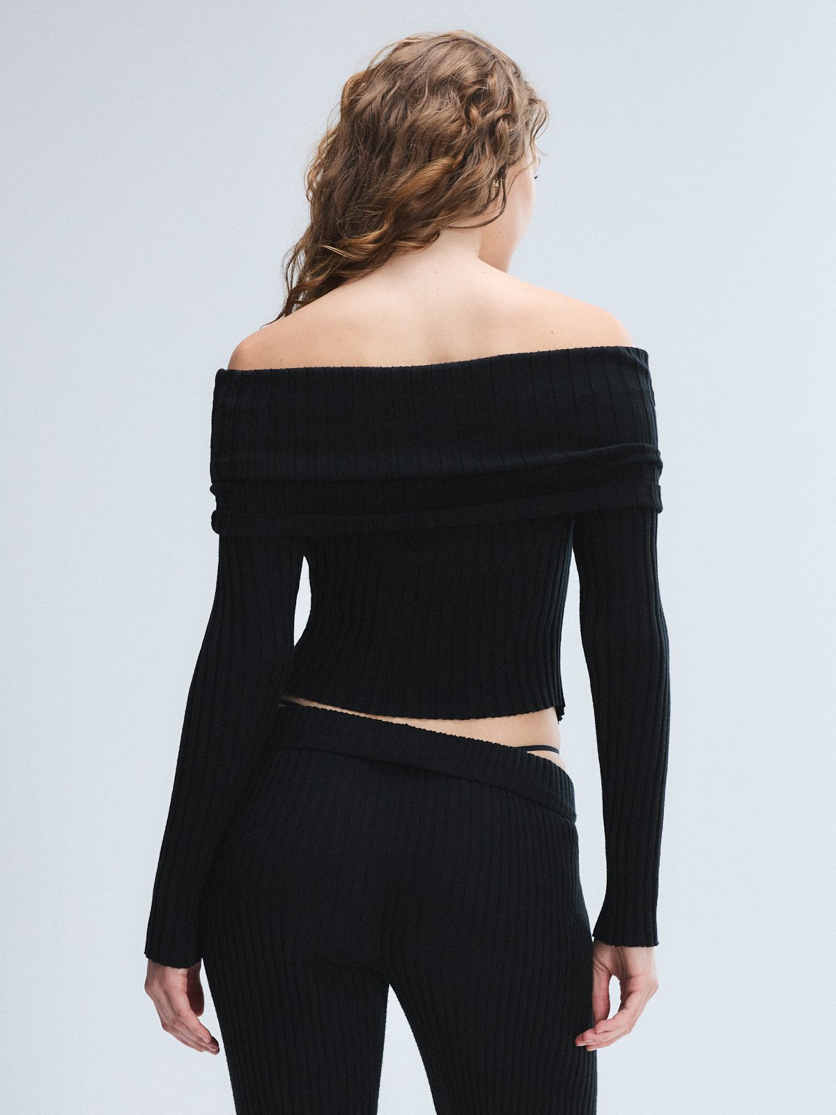 Très Soft Off-The-Shoulder Sweater Top