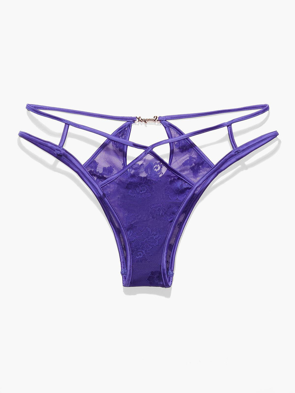 мама перевязывает ногу дочке. розовые трусики с кружевами. ангелина петрова 18. белые кружевные стринги розовые. фильм pure tabu.