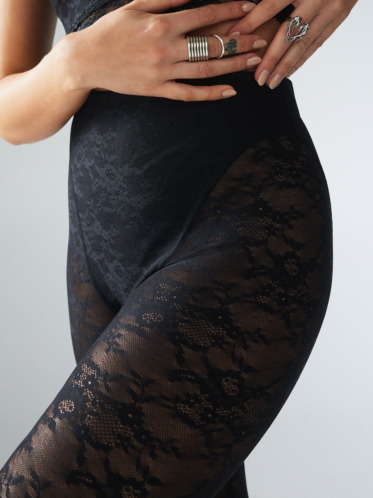 Lace Race High-Waist Legging in Black