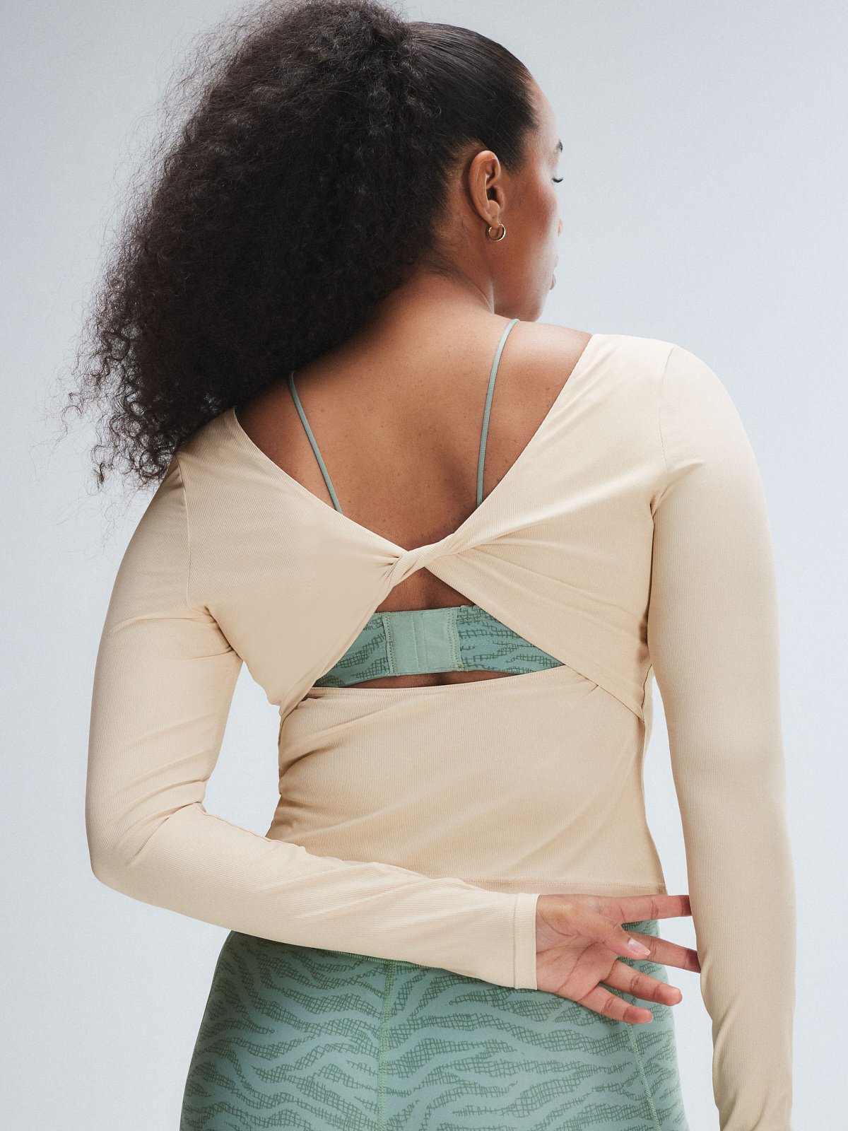 Light Layer Twist Back Top