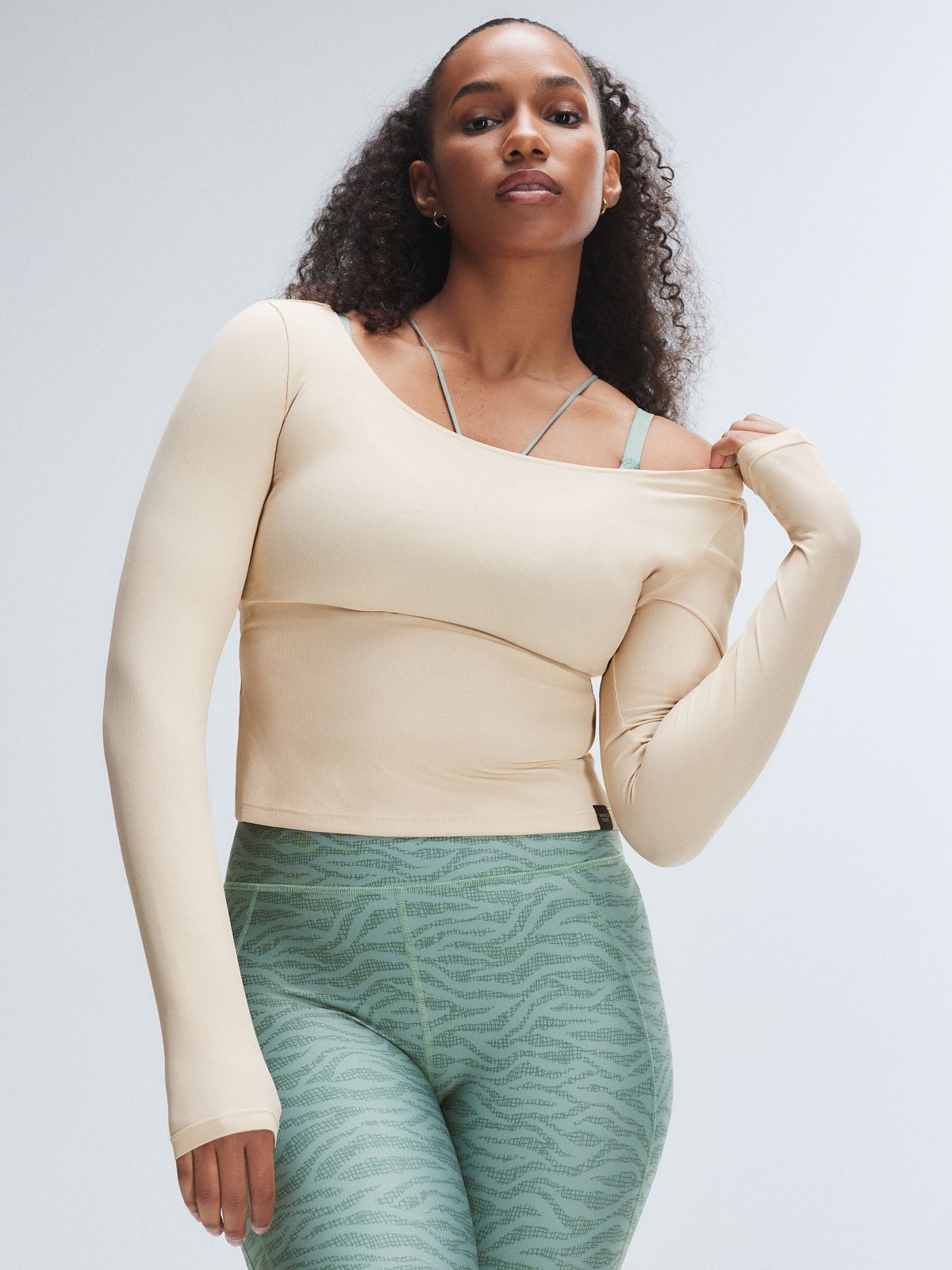 Light Layer Twist Back Top